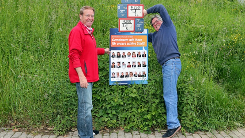 Beim Aufhängen der Plakate: Klaus Rupp und Joachim Preußler.